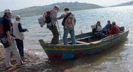 traversée en barque lors d'une randonnée dans le Rif au Maroc